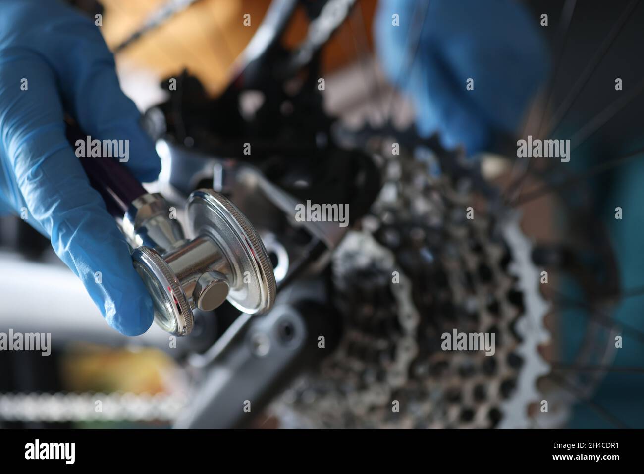 Eine Handschuhen hält einen Schlüssel, um das Fahrrad einzustellen Stockfoto