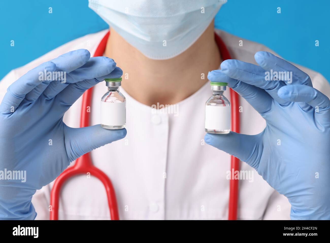 Die Krankenschwester hält Ampullen mit Medikamenten in ihren Händen Stockfoto