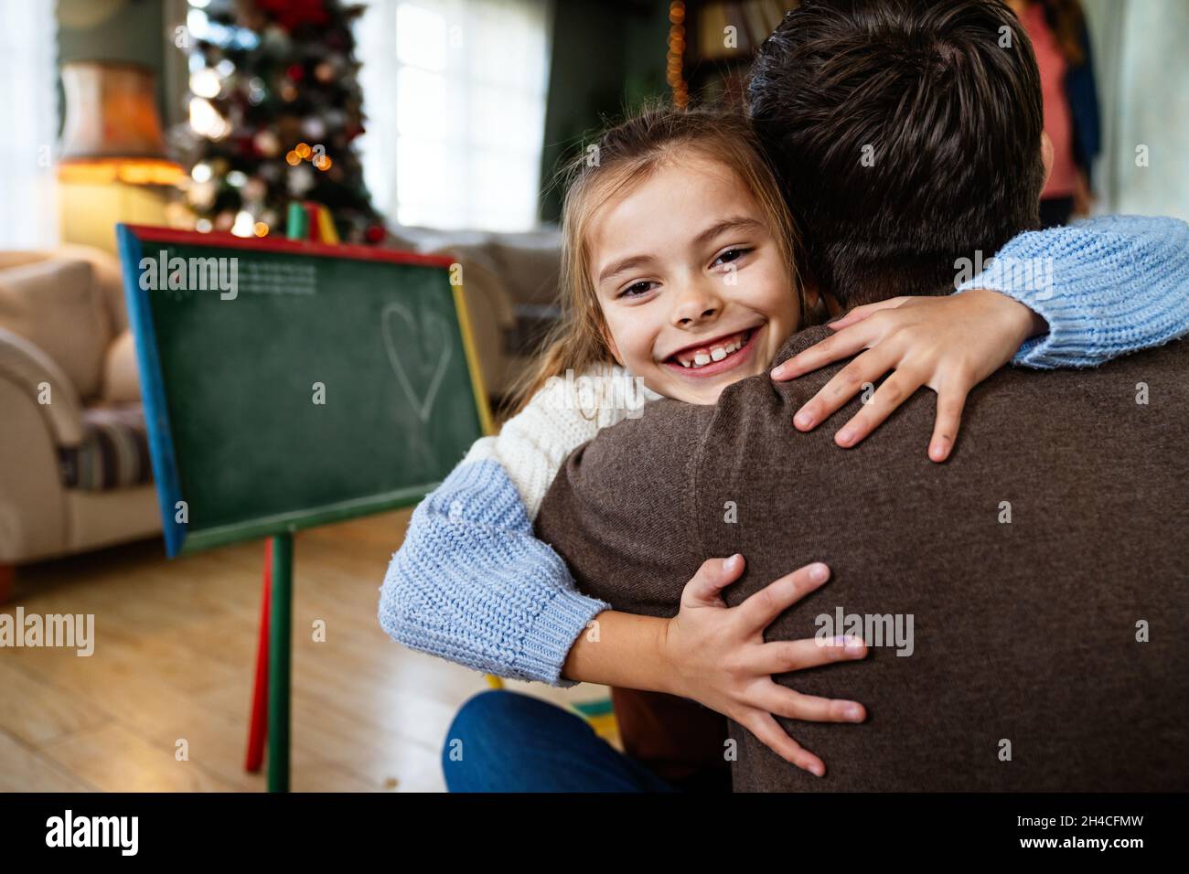 Vater und Tochter verbringen glückliche Zeit zu Hause. Alleinerziehende Kinder Familie Liebe Konzept Stockfoto