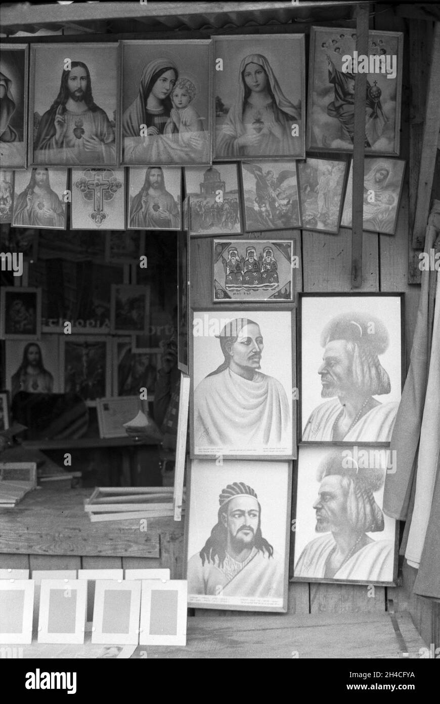 Afrika, Äthiopien, 1976. Addis Abba. Ein Geschäft, in dem Ikonen und Zeichnungen von äthiopischen Helden, Kaisern und orthodoxen christlichen Heiligen verkauft werden Stockfoto
