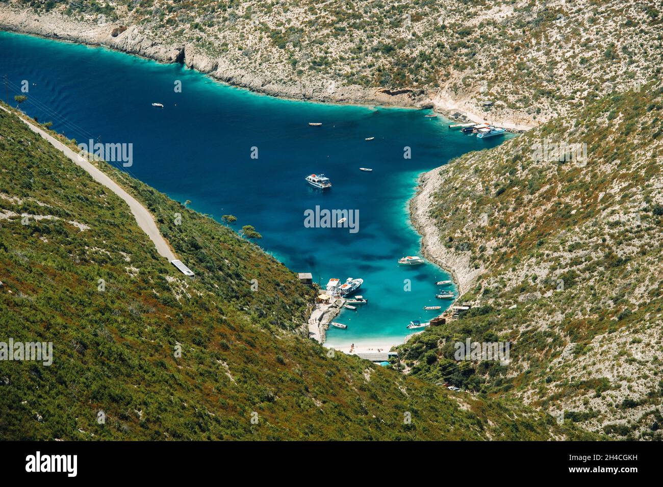 Porto Vromi auf der Insel Zakinthos.Sehenswürdigkeiten der Insel Zakinthos. Die besten Strände in Griechenland. Yachten und Meer Stockfoto