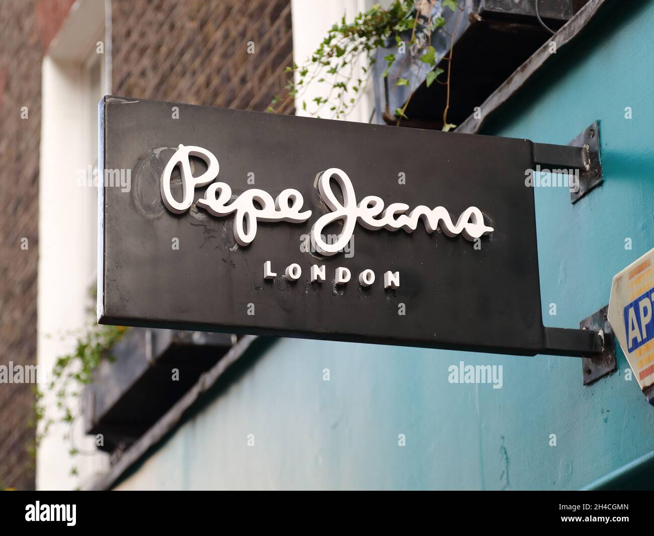 Disciplinair Acquiesce risico Pepe Jeans Schild über dem Laden in der Carnaby Street, London,  Großbritannien Stockfotografie - Alamy