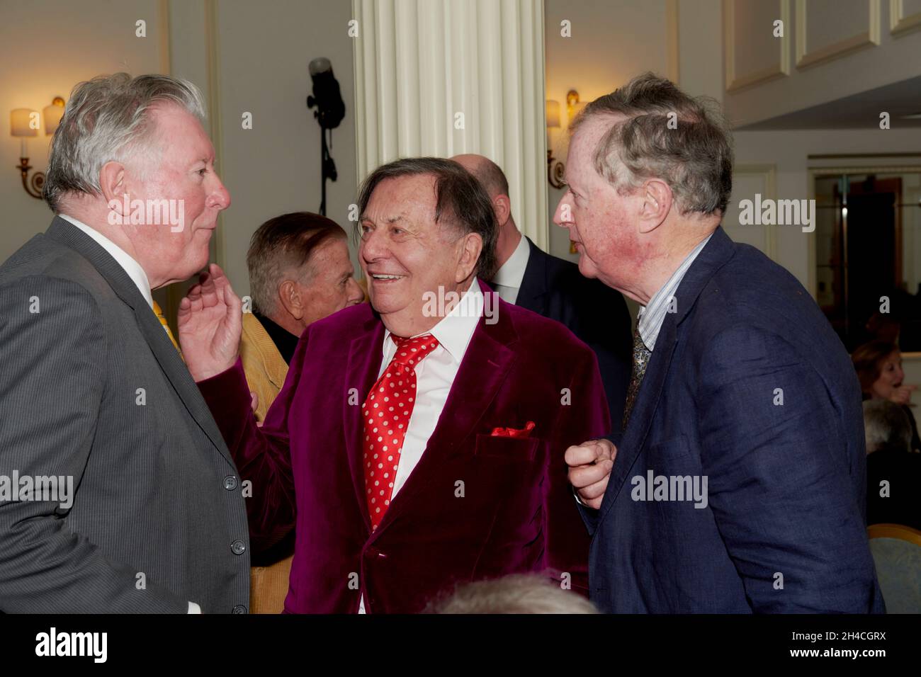 Barry Humphries John McEntee & Ferdinand Mount bei den Oldie of the Year Awards 2021 Stockfoto