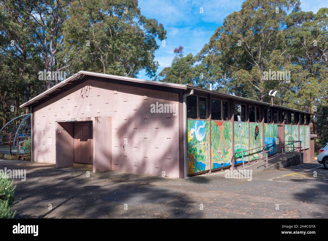 Die West Pymble Memorial Community Hall wurde 1959 von Anwohnern und dem Kur-ing-gai-Rat erbaut. Die Außenwand wurde in den frühen 2000er Jahren hinzugefügt Stockfoto