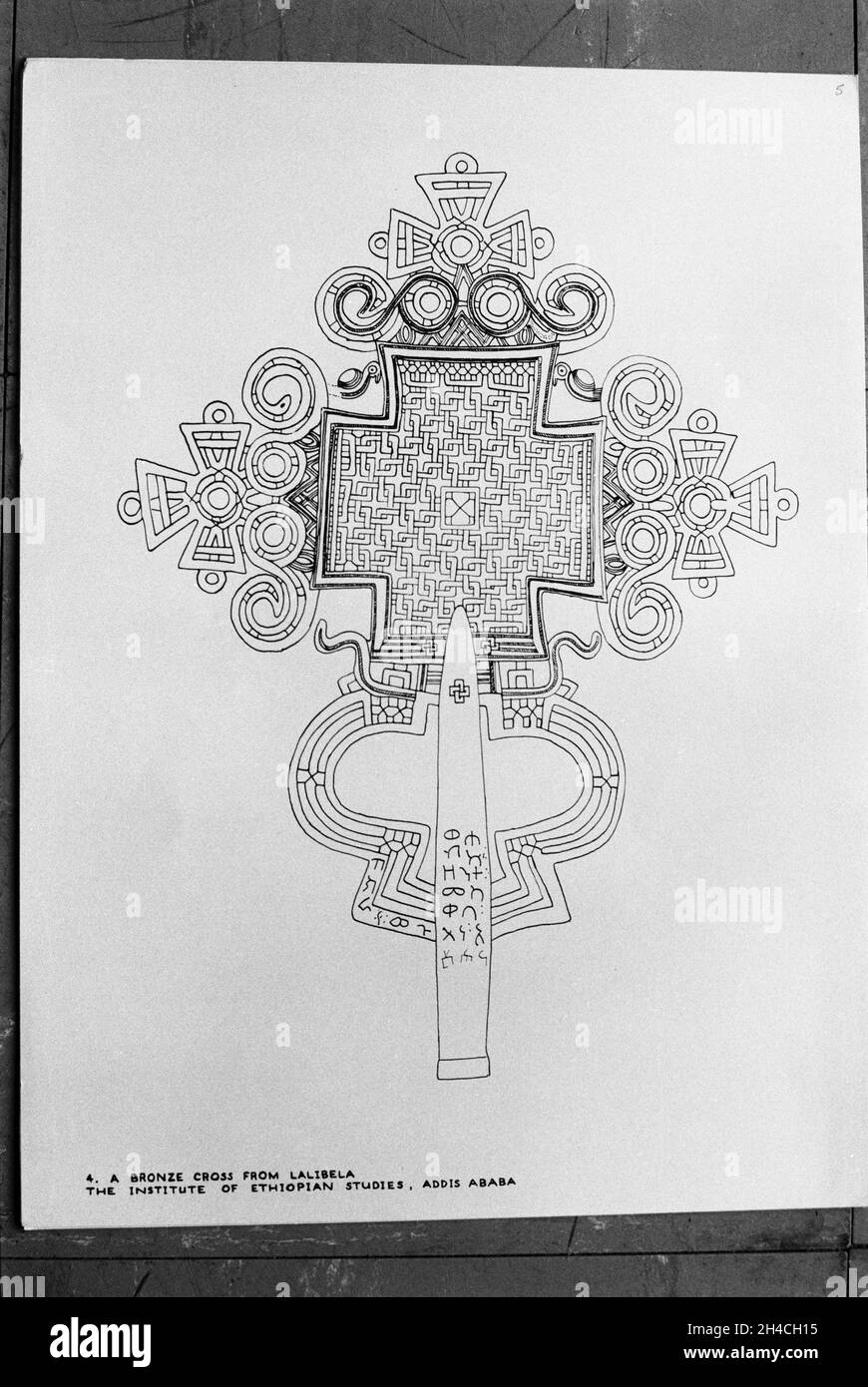 Afrika, Äthiopien, 1976. Addis Abba. Eine Zeichnung einer religiösen, filigranen Metalldecke zu einem Stabes. Ein silbernes Kreuz aus Gojjam. Kopiert aus der Bibliothek des Instituts für äthiopische Studien. Stockfoto