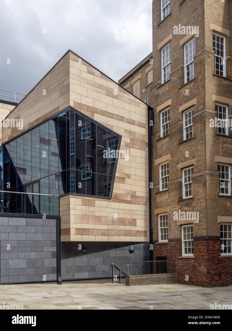 Moderne verglaste Erweiterung des Northampton Museum and Art Gallery, Northamptonshire, Großbritannien; im Juli 2021 nach einer £6.7 Millionen Neuentwicklung wieder eröffnet. Stockfoto