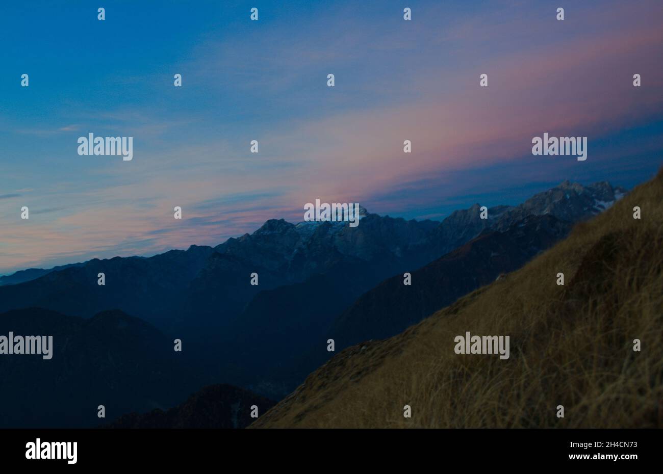 Frühe Sonnenstrahlen treffen auf den Berg Triglav. Berg Triglav Hintergrund. Stockfoto