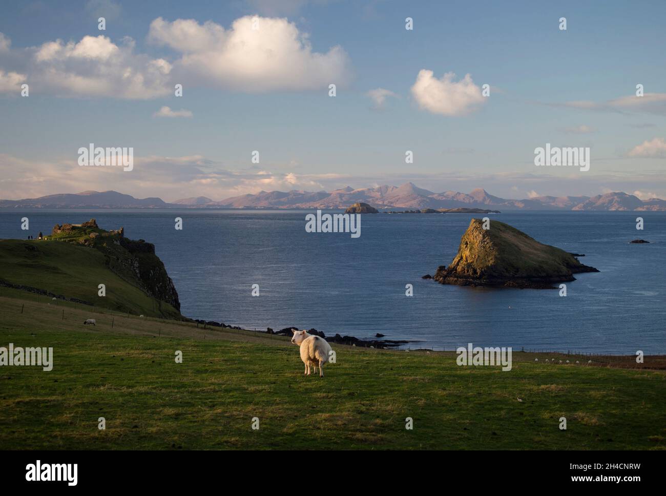 Die Tulm Island, Dultulm Bay und die Burgruinen auf der Isle of Skye, Schottland Stockfoto