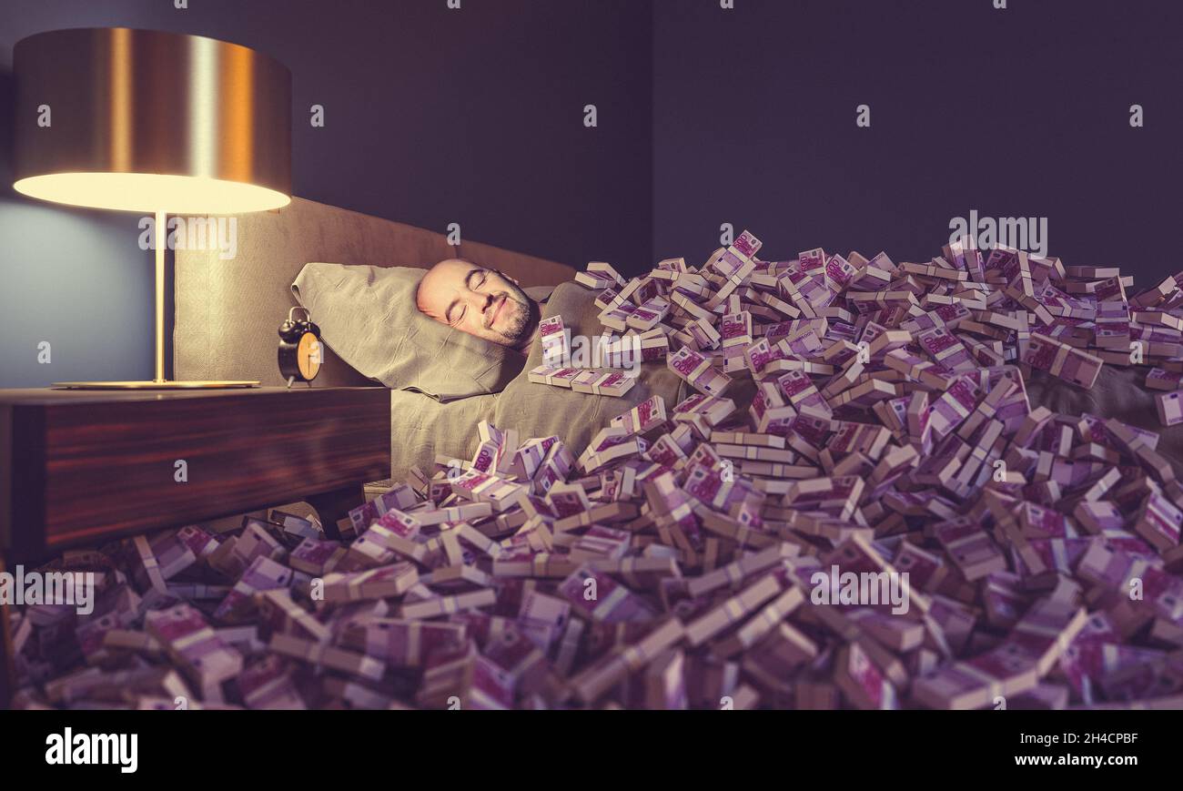 Mann schläft im Bett bedeckt mit Euro-Geld. Konzept von Reichtum und Bestrebungen. Stockfoto