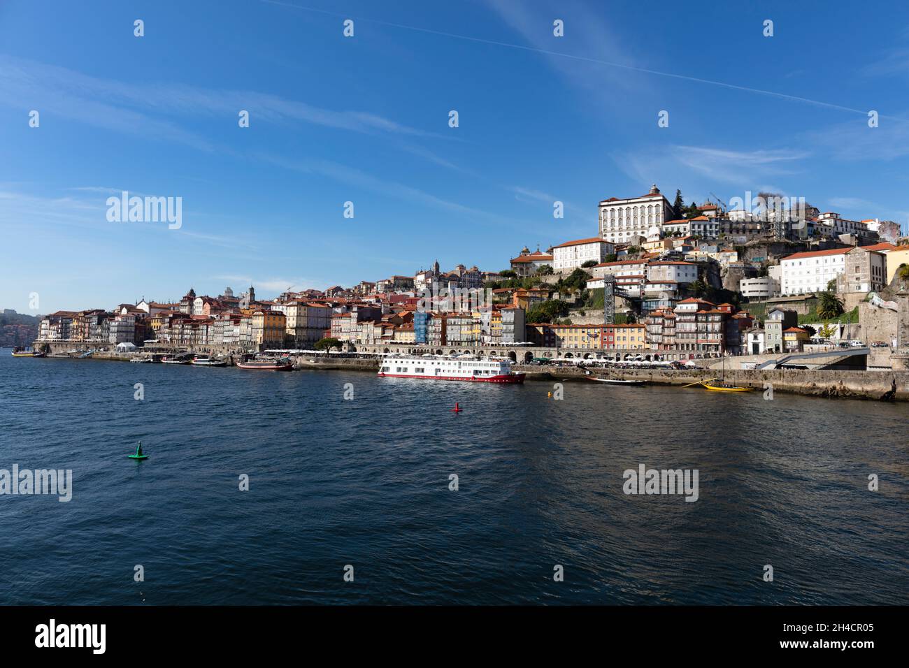 Panoramabild auf die Altstadt von Porto. Direkt zu sehen der Fluss Douro an den Porto liegt. Stockfoto