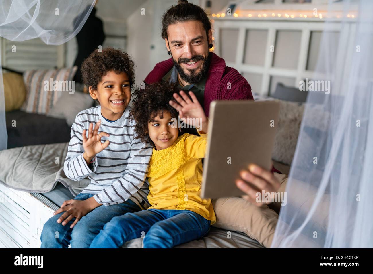 Multiethnische Familie Glück Konzept. Glücklicher Vater und Kinder mit Tablet und Spaß zu Hause Stockfoto