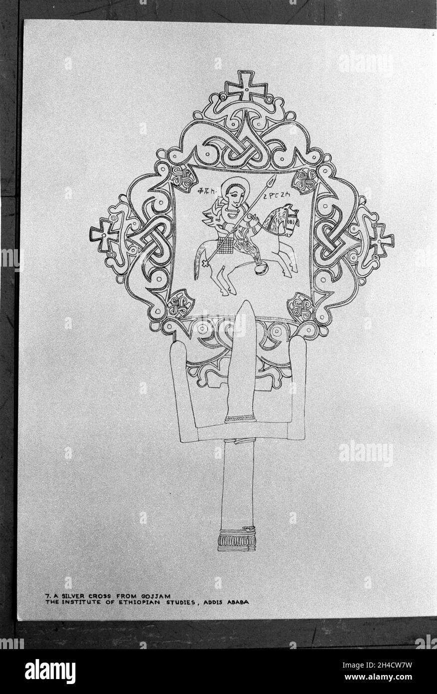 Afrika, Äthiopien, 1976. Addis Abba. Eine Zeichnung einer religiösen, filigranen Metalldecke zu einem Stabes. Ein Bronzekreuz aus Lalibela. Kopiert aus der Bibliothek des Instituts für äthiopische Studien. Stockfoto