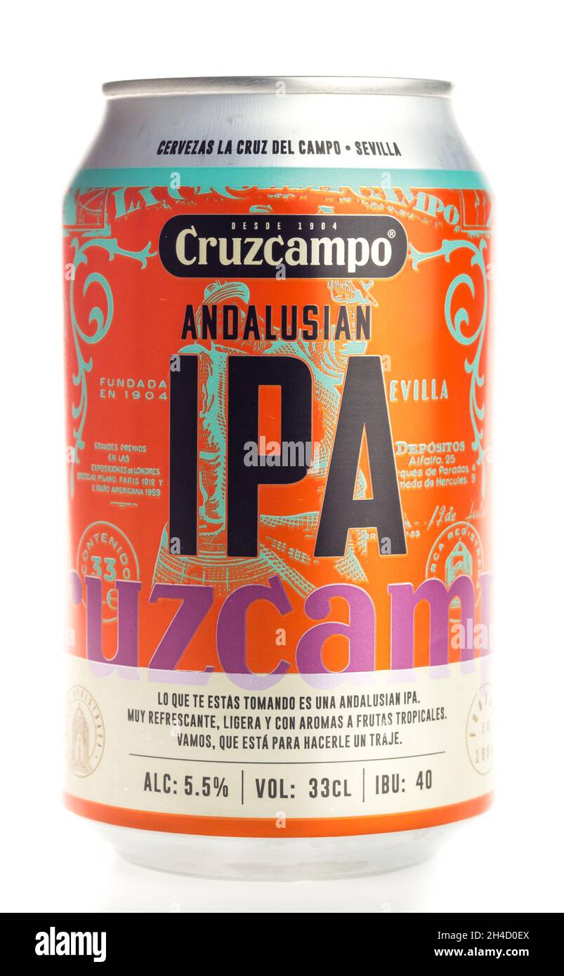 Dose spanisches Cruzcampo andalusisches IPA Bier isoliert auf weißem Hintergrund Stockfoto