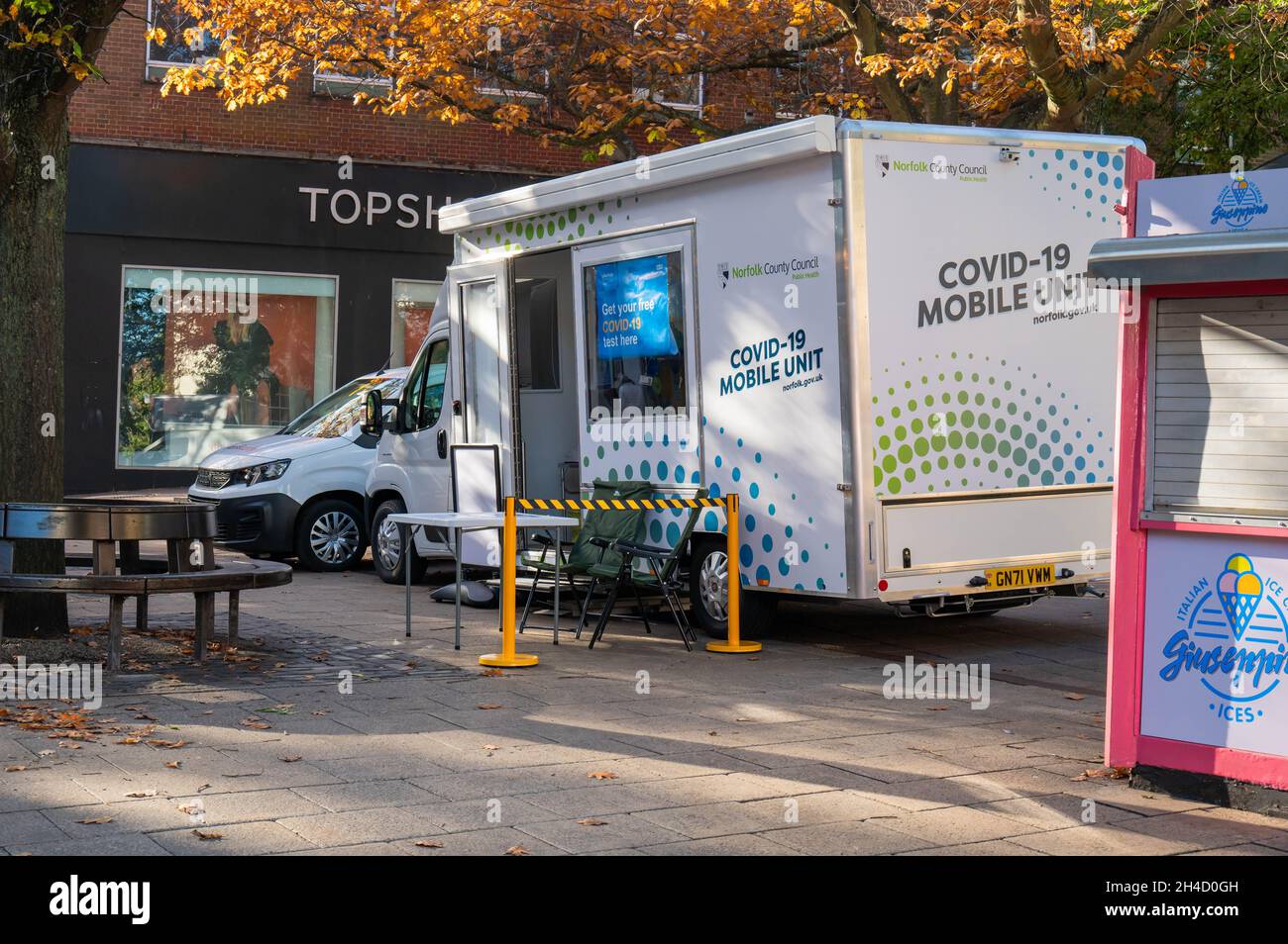 Covid -19 mobile Einheit van geparkt in der Mitte von norwich City. Stockfoto