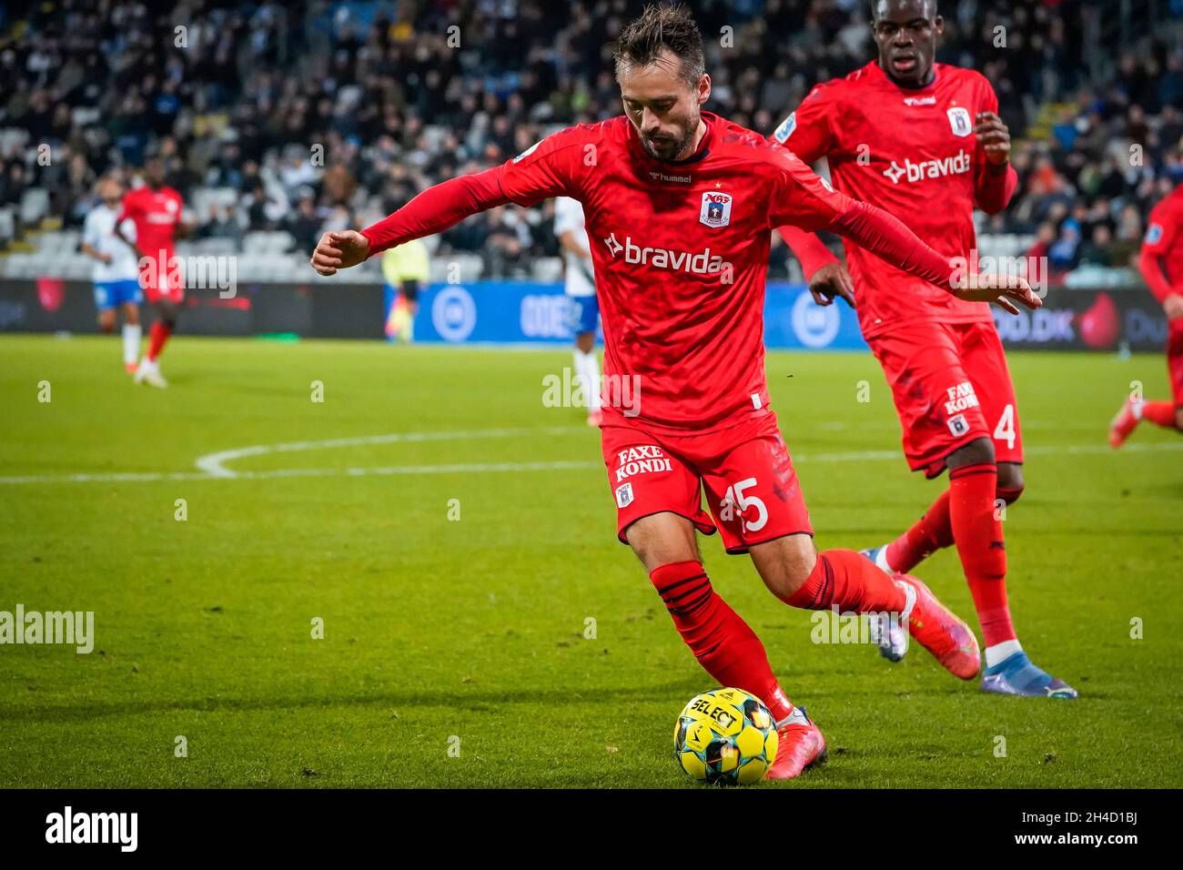 Odense, Dänemark. November 2021. Oliver Lund (15) von Aarhus GF beim 3F Superliga-Spiel zwischen Odense Boldklub und Aarhus GF im Nature Energy Park in Odense. (Foto: Gonzales Photo/Alamy Live News Stockfoto