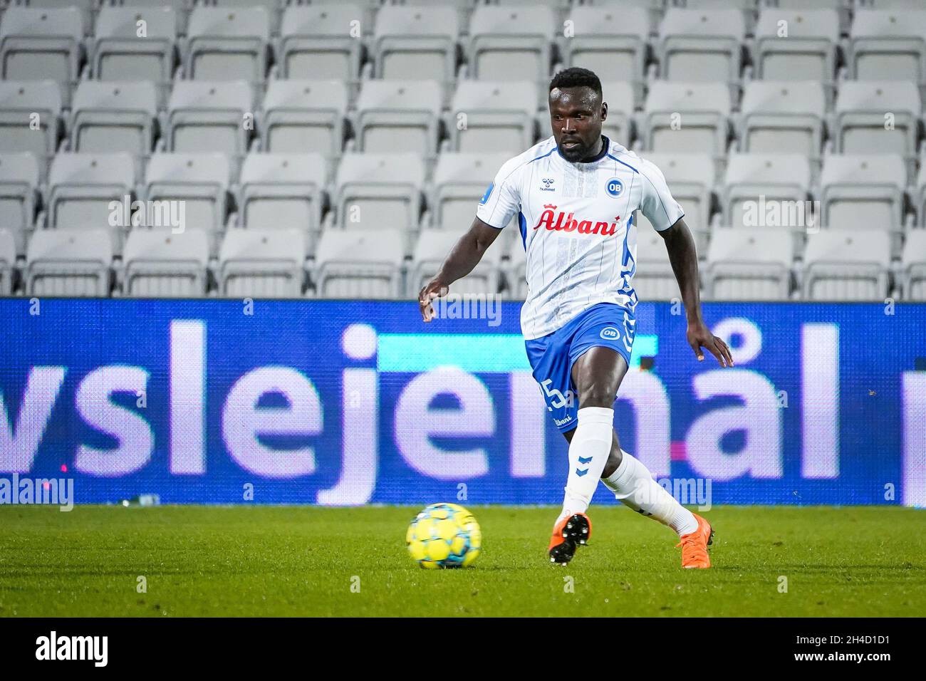 Odense, Dänemark. November 2021. Moses Opondo (25) von ob beim 3F Superliga-Spiel zwischen Odense Boldklub und Aarhus GF im Nature Energy Park in Odense. (Foto: Gonzales Photo/Alamy Live News Stockfoto