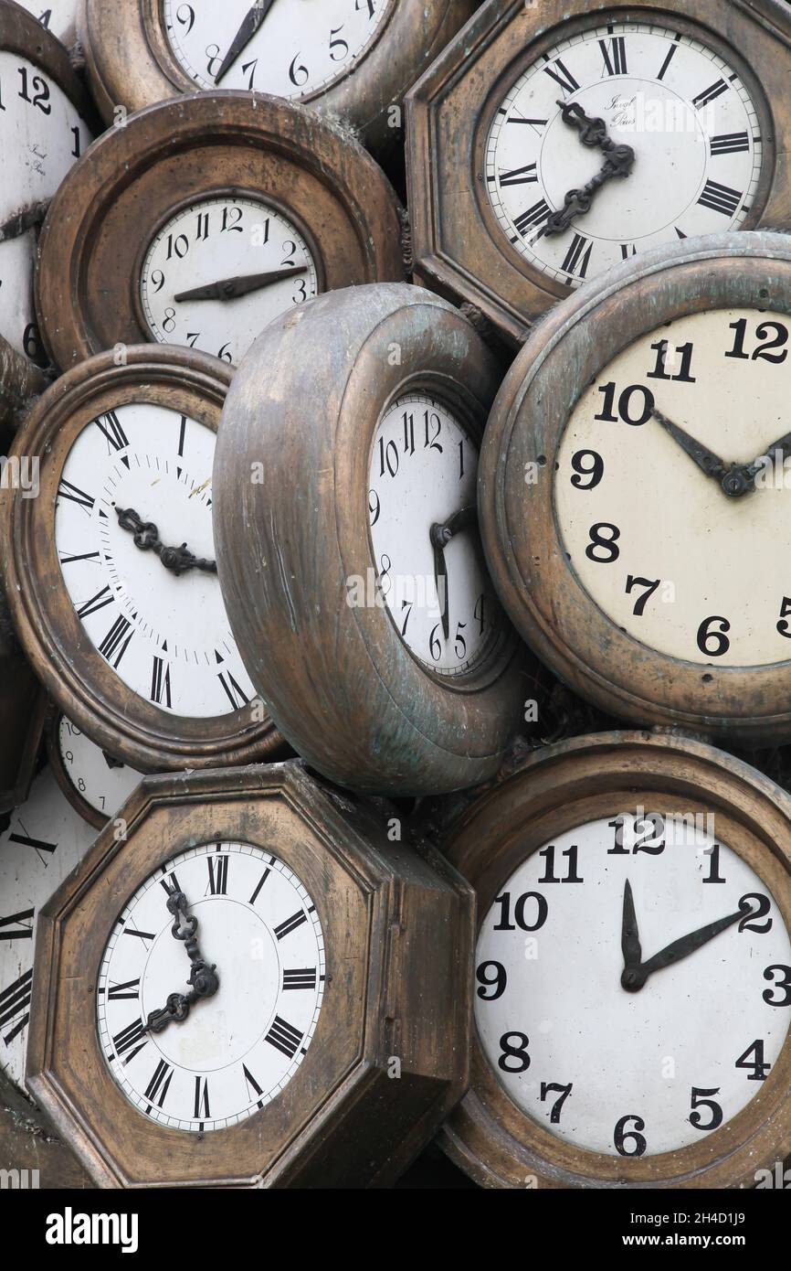 Paris, Frankreich - 28. Juni 2016: 'L'Heure de tous' ist ein Kunstwerk des französischen Künstlers Arman, der sich in Paris, Frankreich, befindet Stockfoto