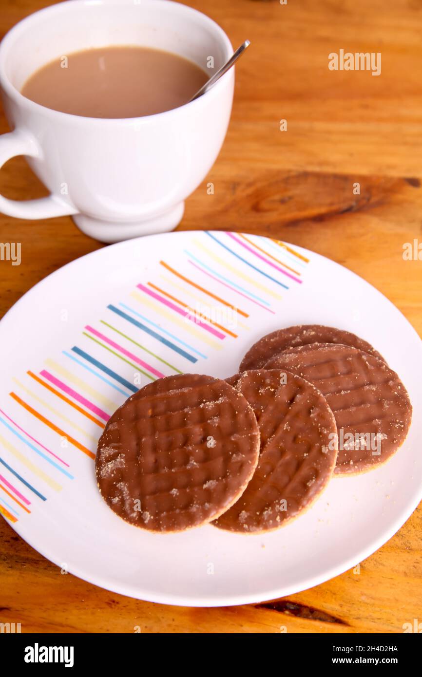 Teller mit Schokolade Verdauungskekse, McVities Lebkuchen Schokolade Digestive Stockfoto