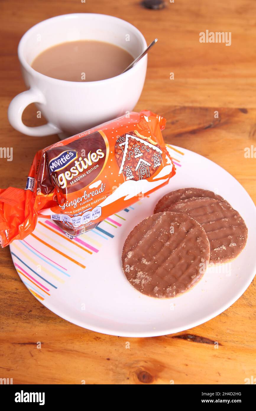 Tee und Kekse, eine Tasse Tee mit einem Paket von McVities Schokolade Digestive, Lebkuchen festliche Verdauung Stockfoto