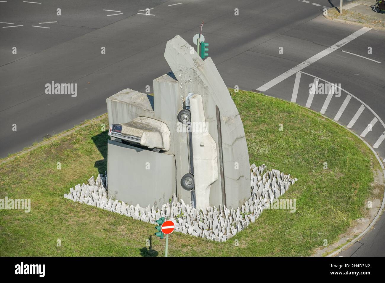 Wolf Vostell Skulptur" 2 Beton Cadillacs in Form der nackten Maja', Rathenauplatz, Halensee, Berlin, Deutschland Stockfoto