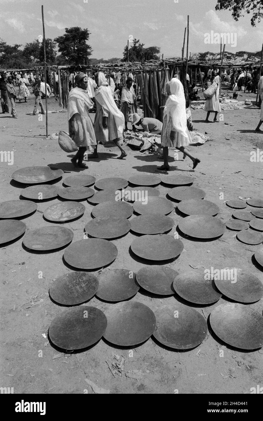 Afrika, Äthiopien, 1976. Stahl Kochgeschirr zum Verkauf in einem Markt. Die traditionelle Fladenbrot-Injera wird darin gekocht. Stockfoto