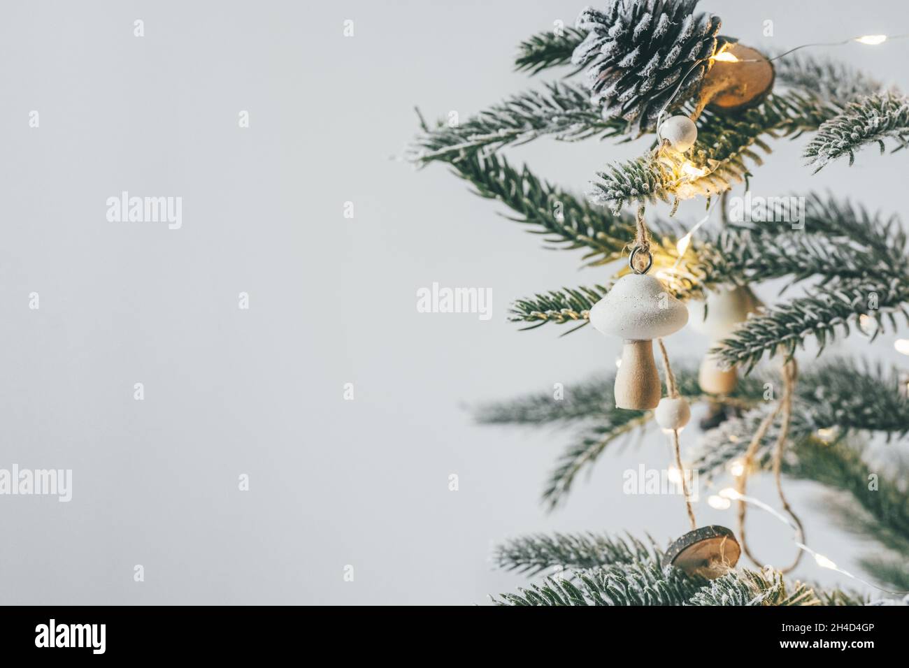 Nahaufnahme eines wiederverwendbaren minimalistischen Weihnachtsbaums mit Holzdeko Stockfoto