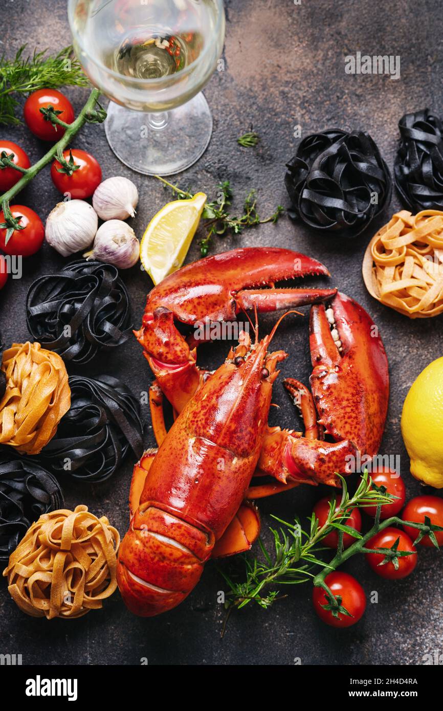 Rot zubereiteter Hummer mit Pasta und Gemüse Stockfoto