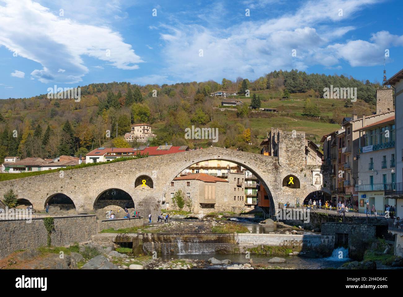Romanische Steinbrücke über den Fluss Ter in Camprodon, Katalonien. Leerer Kopierbereich für den Inhalt des Editors Stockfoto