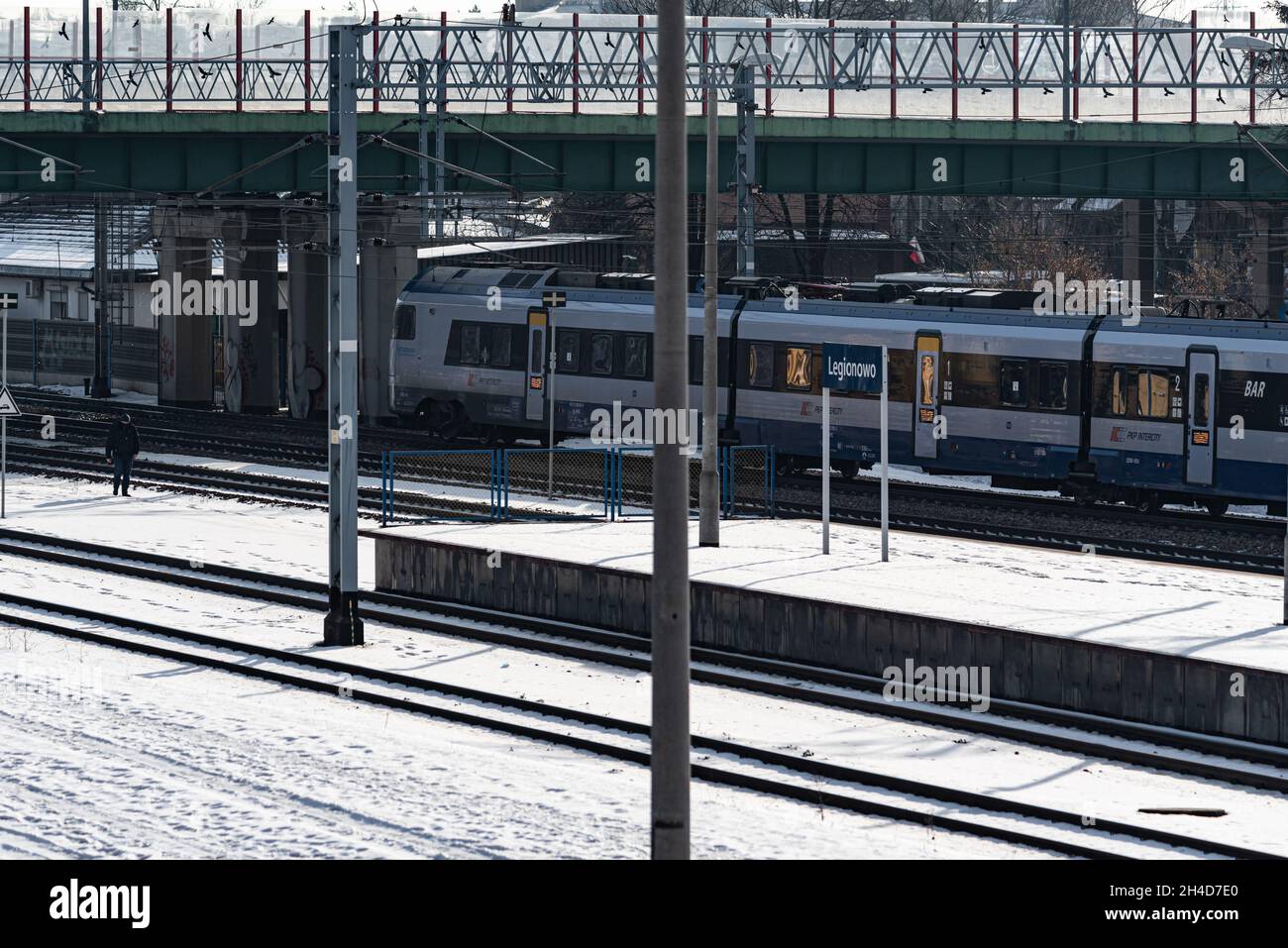 Legionowo, Polen - 21. Januar 2021: Intercity-Zug am Bahnhof in Legionowo. Eisenbahnverkehr im Winter. Stockfoto