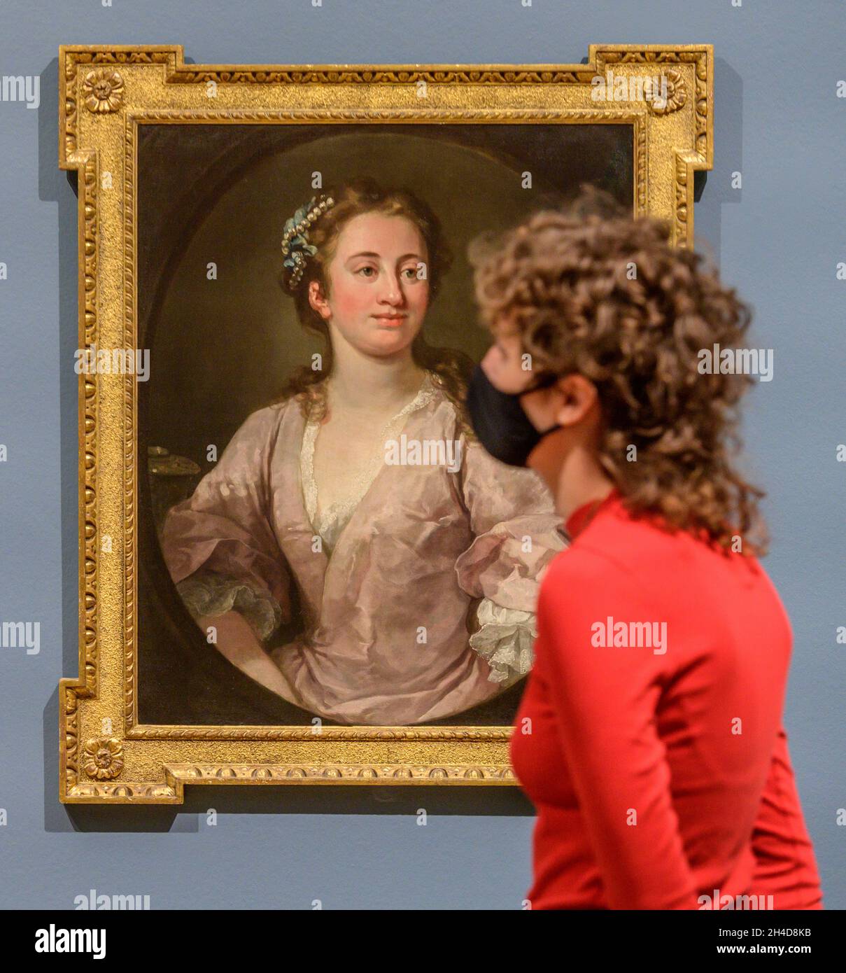 Tate Britain, London, Großbritannien. November 2021. Hogarth & Europe (3. November 21-20, März 22). Diese große Ausstellung präsentiert William Hogarth (1697-1764), einen der berühmtesten Maler Großbritanniens, in einem neuen Licht. Hogarth & Europe zeigt seine Arbeiten mit Künstlern aus dem ganzen Kontinent und vergleicht die Darstellung von London mit anderen Künstlerdarstellungen europäischer Städte wie Amsterdam, Venedig und Paris. Bild: Porträt von Elizabeth Betts, Frau Benjamin Hoadly, 1741. York Museums Trust (York Art Gallery). Quelle: Malcolm Park/Alamy Live News. Stockfoto