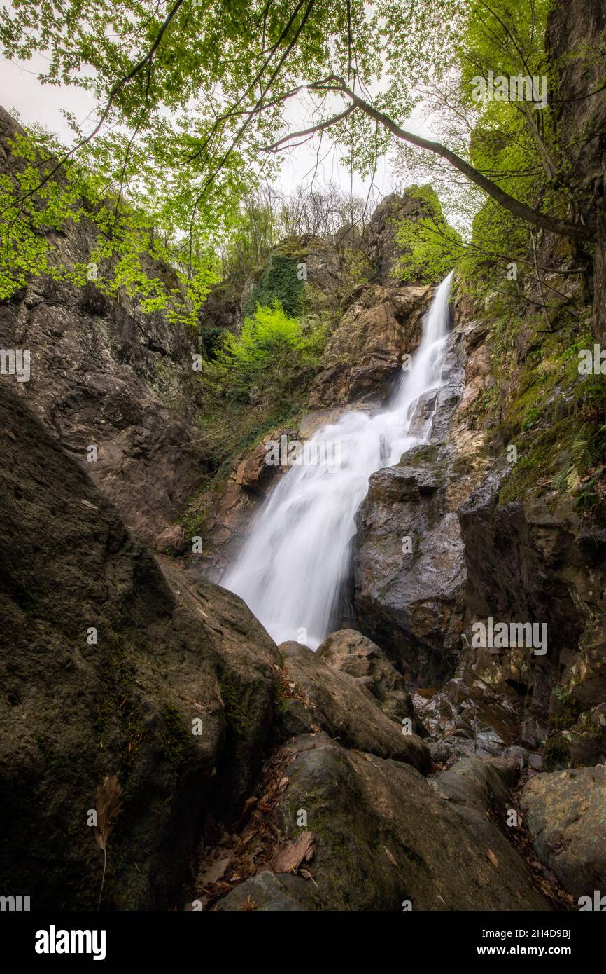 Der sanfte Wasserfall fließt einfach über die Felsen Stockfoto