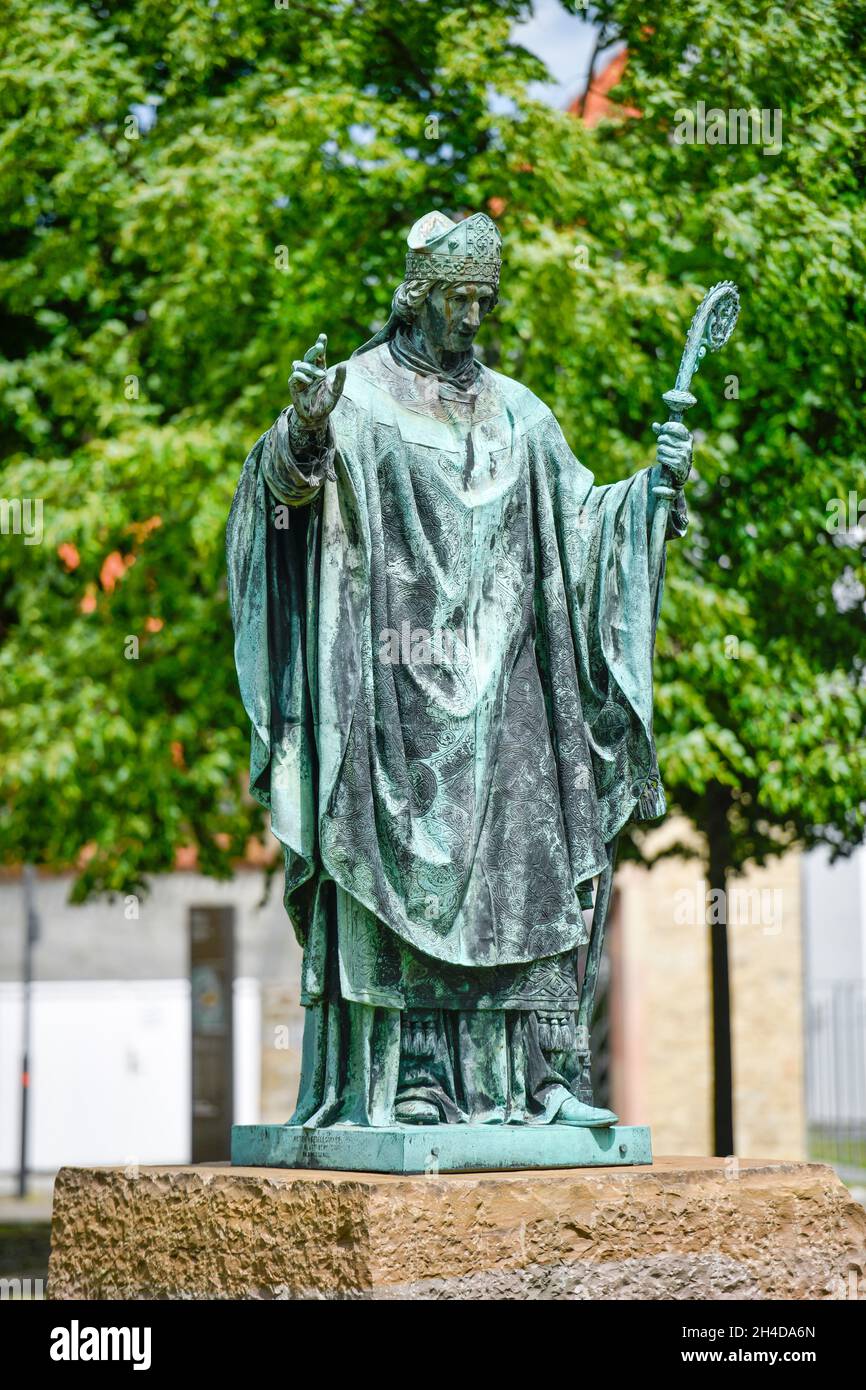 Bronzestatue Bischof Bernward von Hildesheim, Domhof, Hildesheim, Niedersachsen, Deutschland Stockfoto