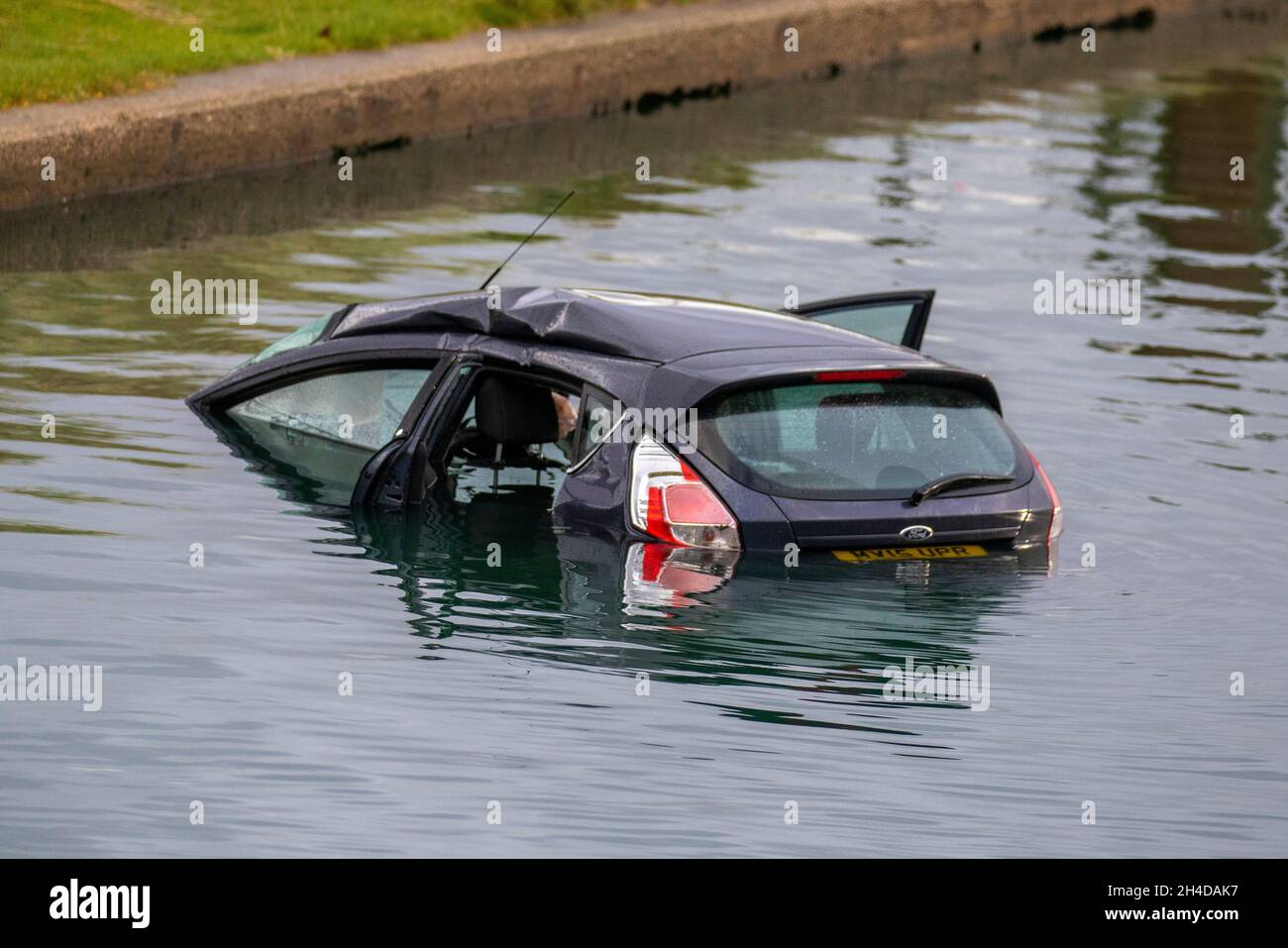 Souithport, Merseyside. UK Wetter 02 Nov 2021. Schlechtes Wetter über Nacht, als der Ford Fiesta mit drei weiblichen Passagieren durch Metallbarriere stürzte und in den See stürzte. Drei Passagiere waren unverletzt, nachdem sie aus dem teilweise unter Wasser getauchten Fahrzeug eine kalte, nasse Flucht gemacht hatten. Quelle: MediaWorldImages/AlamyLiveNews Stockfoto