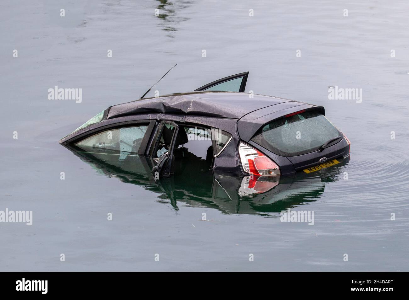 Souithport, Merseyside. UK Wetter 02 Nov 2021. Schlechtes Wetter über Nacht, als der Ford Fiesta mit drei weiblichen Passagieren durch Metallbarriere stürzte und in den See stürzte. Drei Passagiere waren unverletzt, nachdem sie aus dem teilweise unter Wasser getauchten Fahrzeug eine kalte, nasse Flucht gemacht hatten. Quelle: MediaWorldImages/AlamyLiveNews Stockfoto