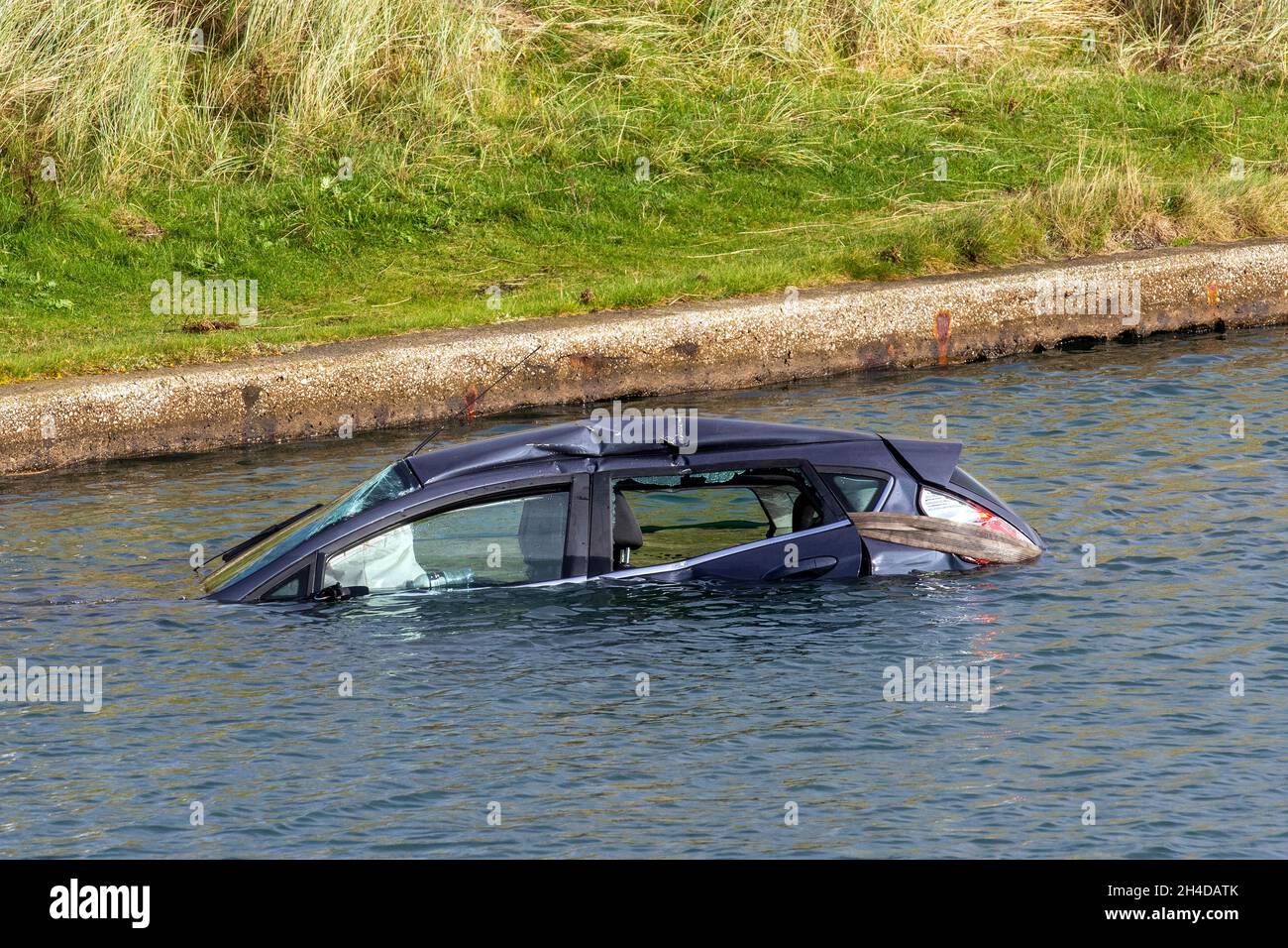 Souithport, Merseyside. UK Wetter 02 Nov 2021. Schlechtes Wetter über Nacht, als der Ford Fiesta mit drei weiblichen Passagieren durch Metallbarriere stürzte und in den See stürzte. Drei Passagiere waren unverletzt, nachdem sie aus dem teilweise unter Wasser getauchten Fahrzeug eine kalte, nasse Flucht gemacht hatten. Quelle: MediaWorldImages/AlamyLiveNews Stockfoto