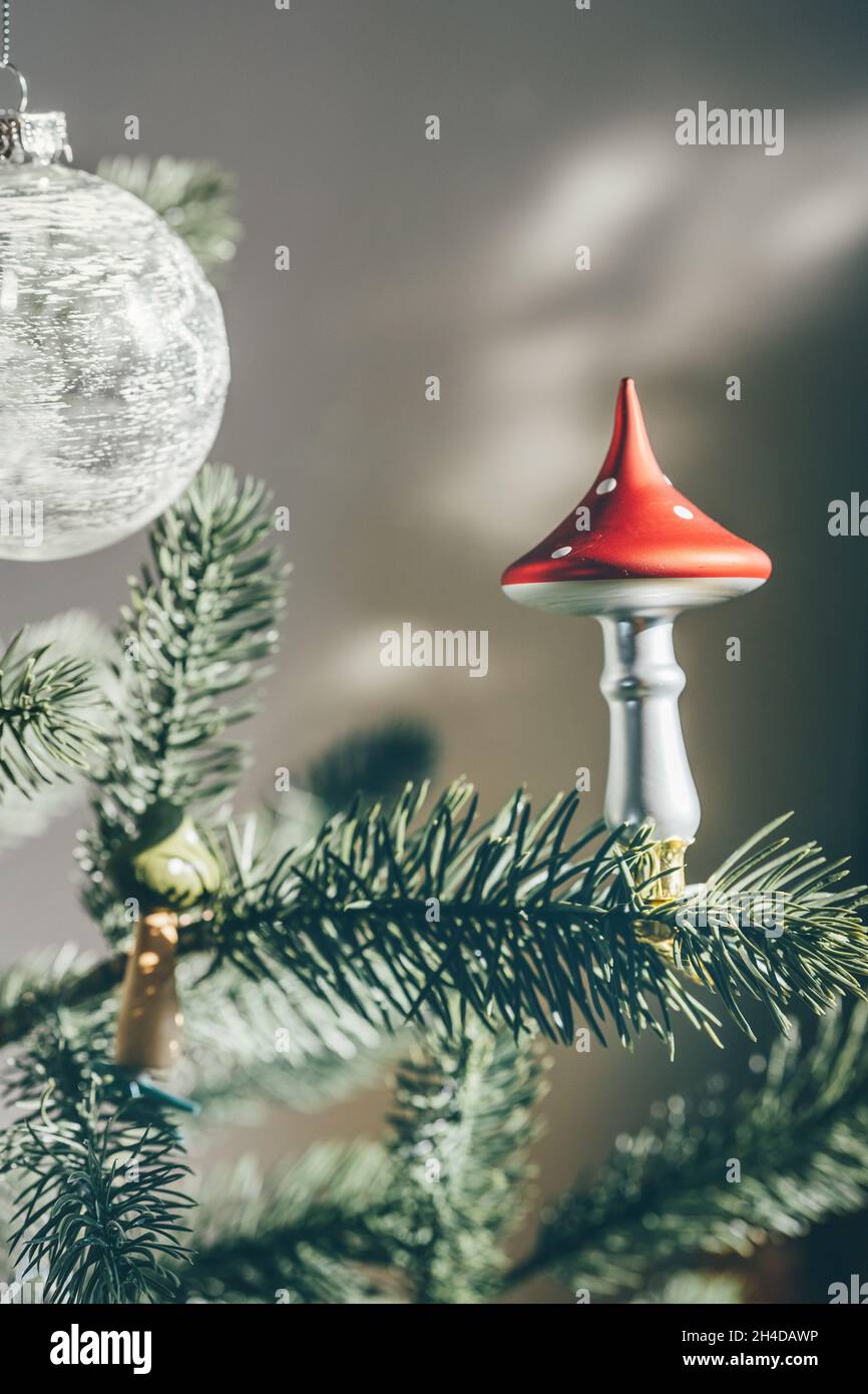 Glas Pilz Deko in wiederverwendbarem Weihnachtsbaum Stockfoto