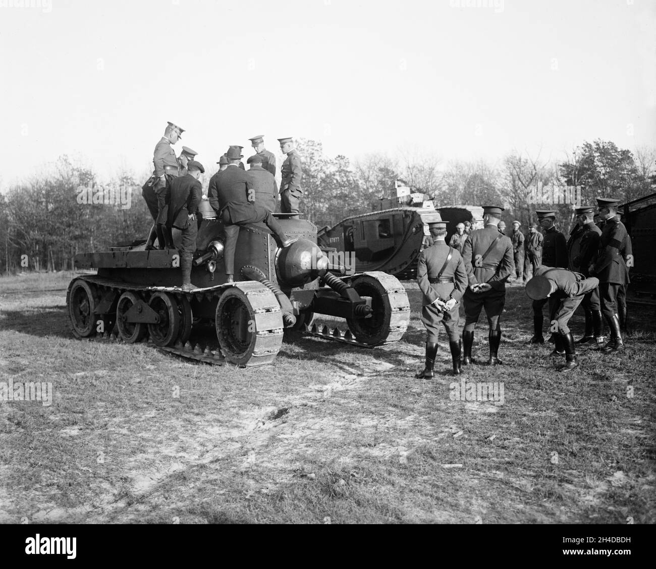 Ein Vintage-Foto von einem amerikanischen mittleren Panzer Christie M1921 aus dem Jahr 1922, das von Offizieren der US-Armee untersucht wurde. Das Projekt wurde 1924 vom Motoreningenieur und Konstrukteur John Walter Christie nach Tests durch das US Ordnance Department entworfen. Stockfoto