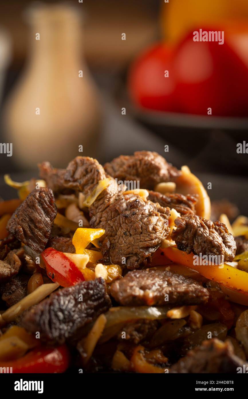 Rindersteaks in Scheiben mit Gemüse und Paprika Stockfoto