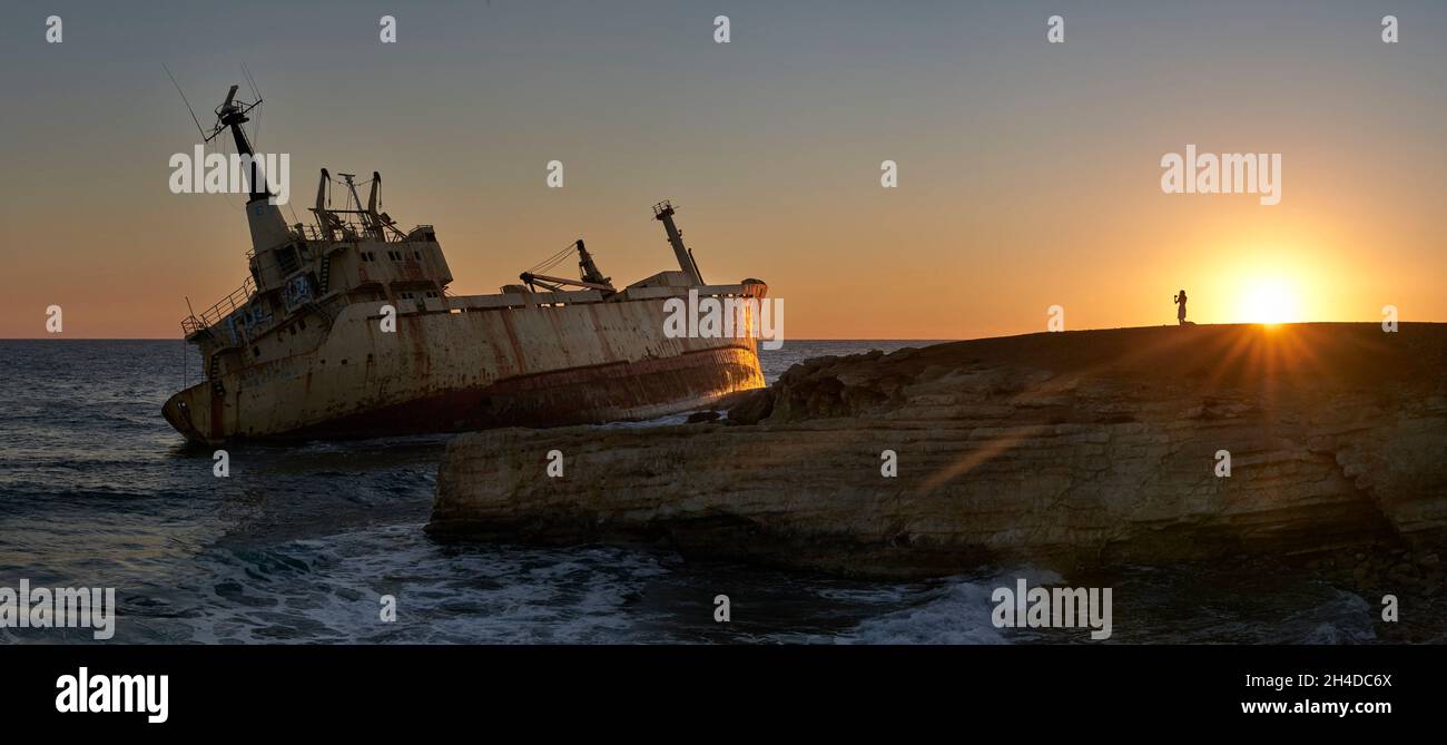 Panoramabild des Schiffswracks von Edro Cargo im Mittelmeer, Coral Bay, Zypern bei Sonnenuntergang Stockfoto
