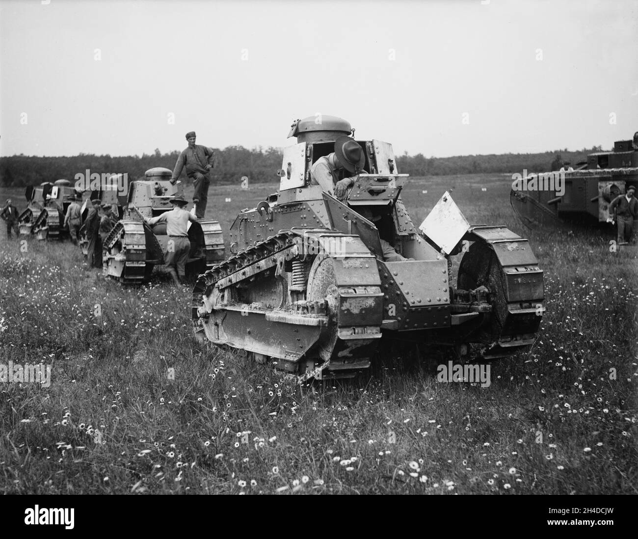 Ein Vintage-Foto um 1929 von einer Linie von amerikanischen M1917 leichten Tanks eine Lizenz gebaut Kopie des französischen Renault FT Tank. Die M1917 nahmen an keinem Kampf Teil, wurden aber im Inland eingesetzt, um verschiedene Unruhen und Unruhen zu unterdrücken. Stockfoto