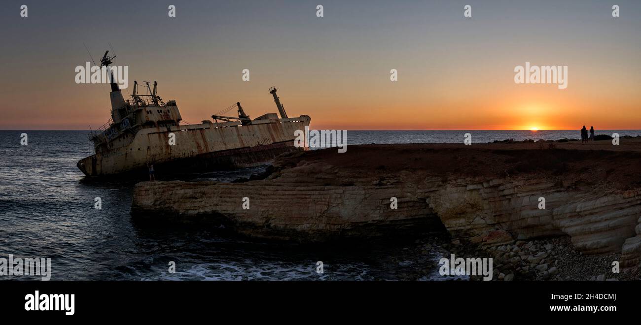 Panoramabild des Schiffswracks von Edro im Mittelmeer, Coral Bay, Zypern bei Sonnenuntergang Stockfoto
