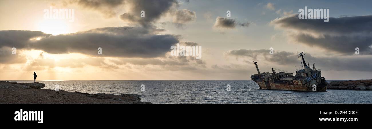 Panoramabild des Schiffswracks von Edro im Mittelmeer, Coral Bay, Zypern bei Sonnenuntergang Stockfoto
