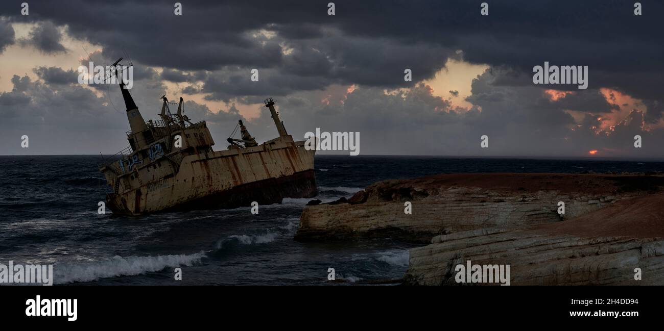 Panoramabild des Schiffswracks von Edro im Mittelmeer, Coral Bay, Zypern bei Sonnenuntergang Stockfoto