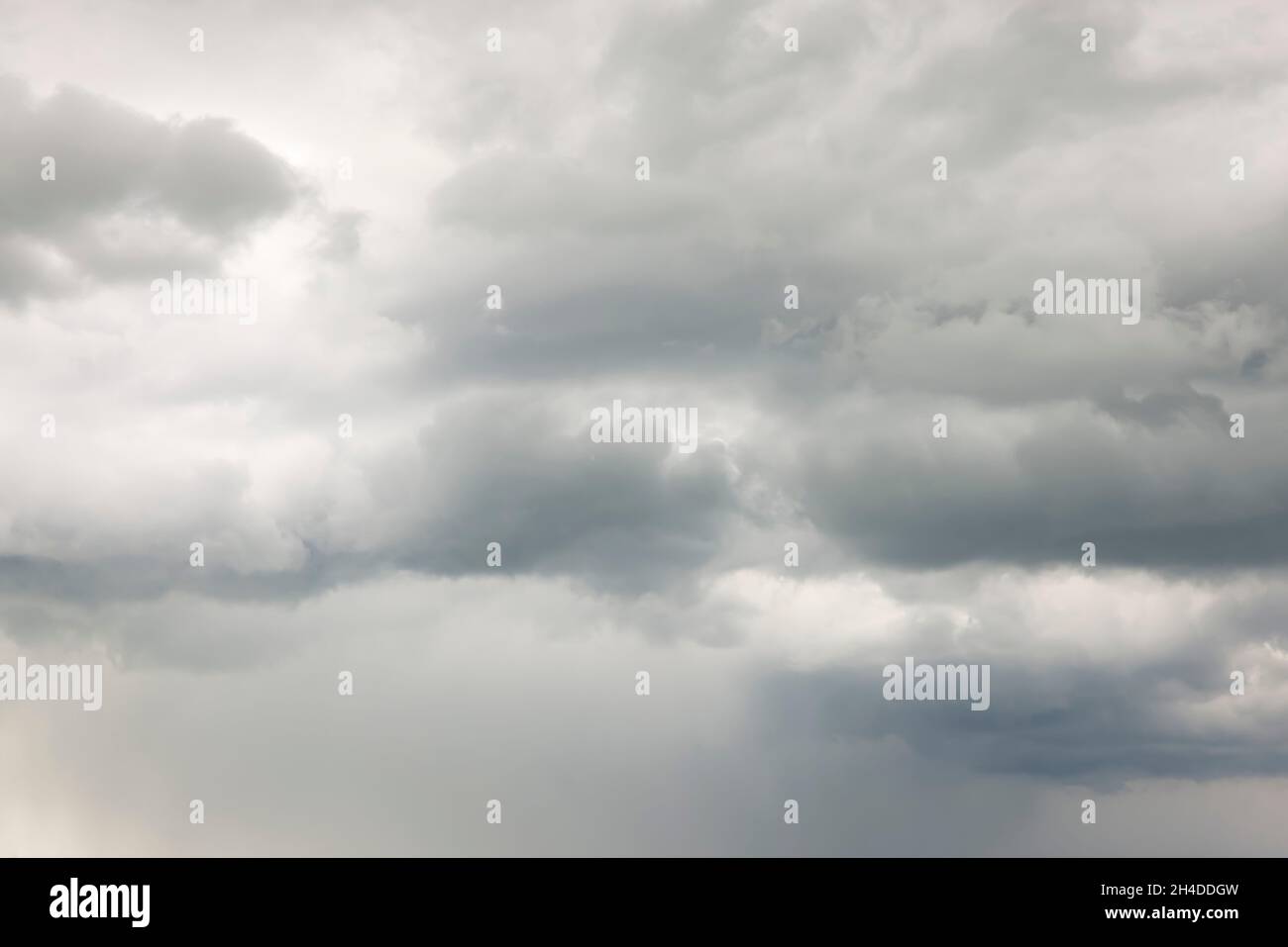 Grauer Himmel mit dunklen Wolken, Hintergrund oder Vorlage Stockfoto