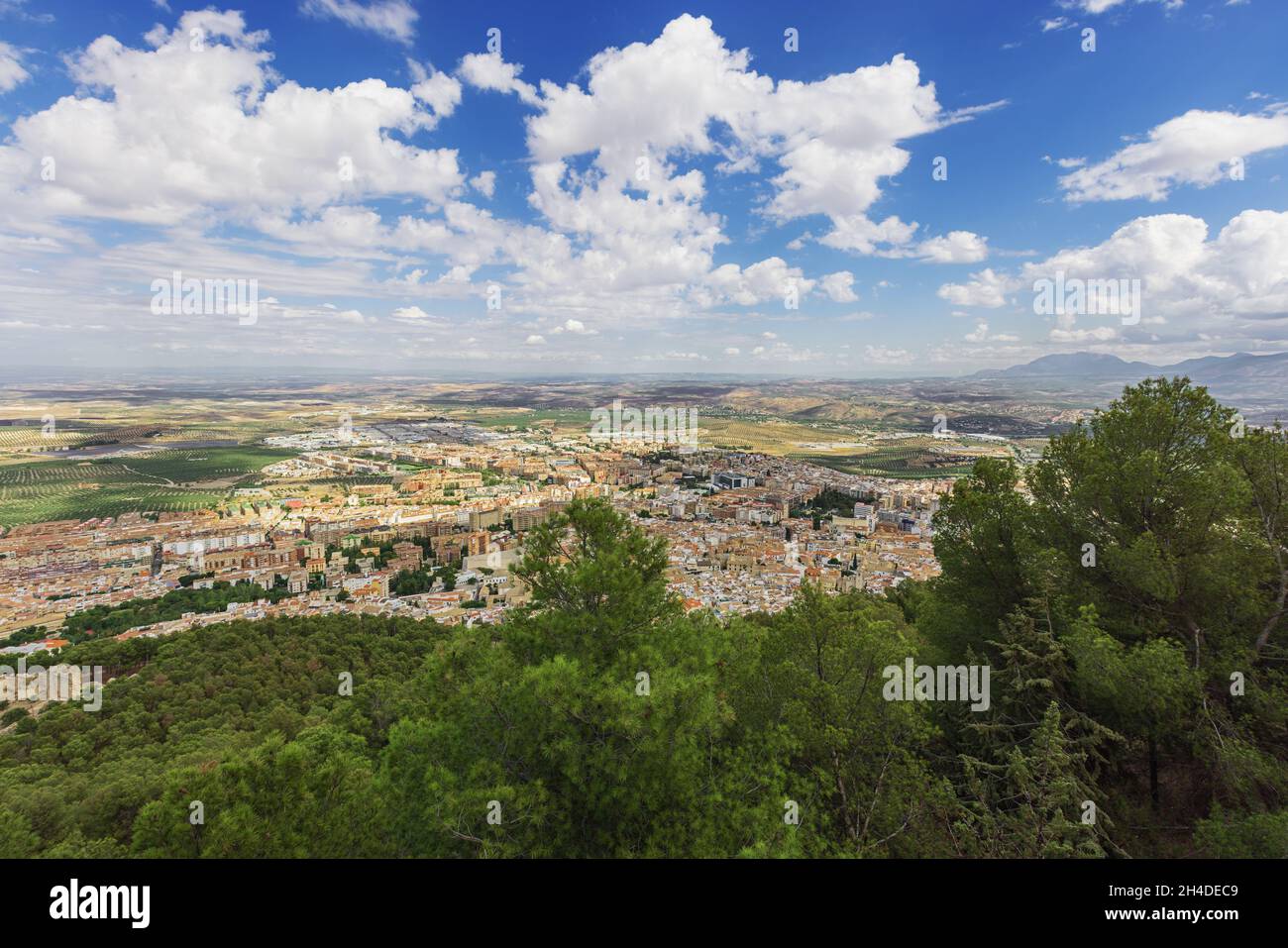 Blick auf Jaen und seine Landschaft, von der Burg Santa Catalina aus gesehen Stockfoto