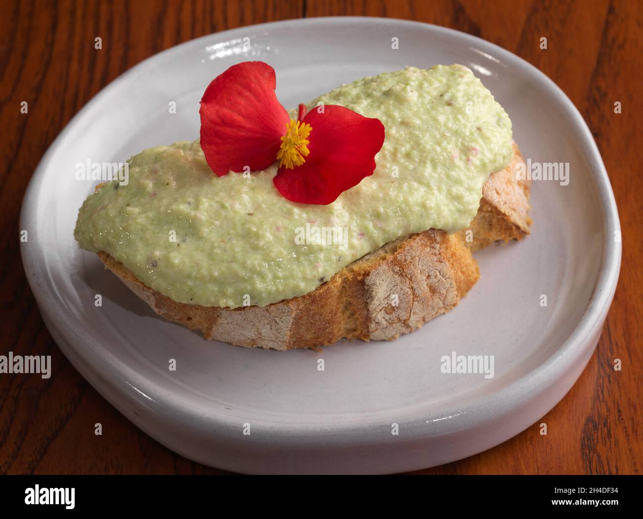 Guacamole auf Baguette Stockfoto