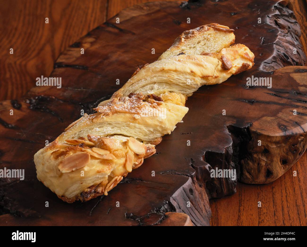 Blätterteig mit Mandelscheiben auf Holzbrett Stockfoto