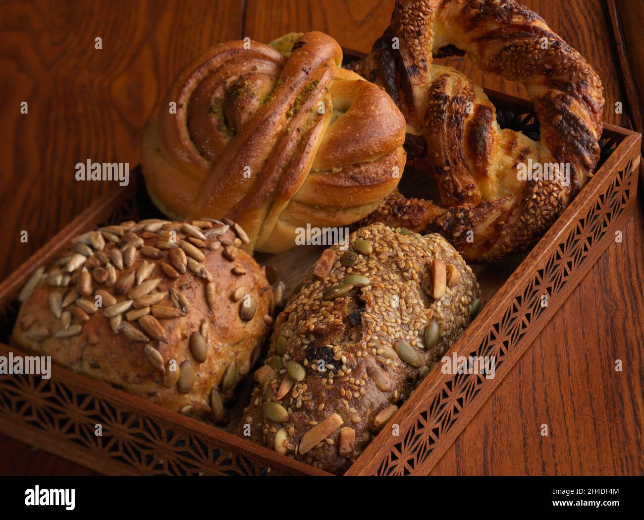 Brotkorb mit Brot auf Holzoberfläche Stockfoto