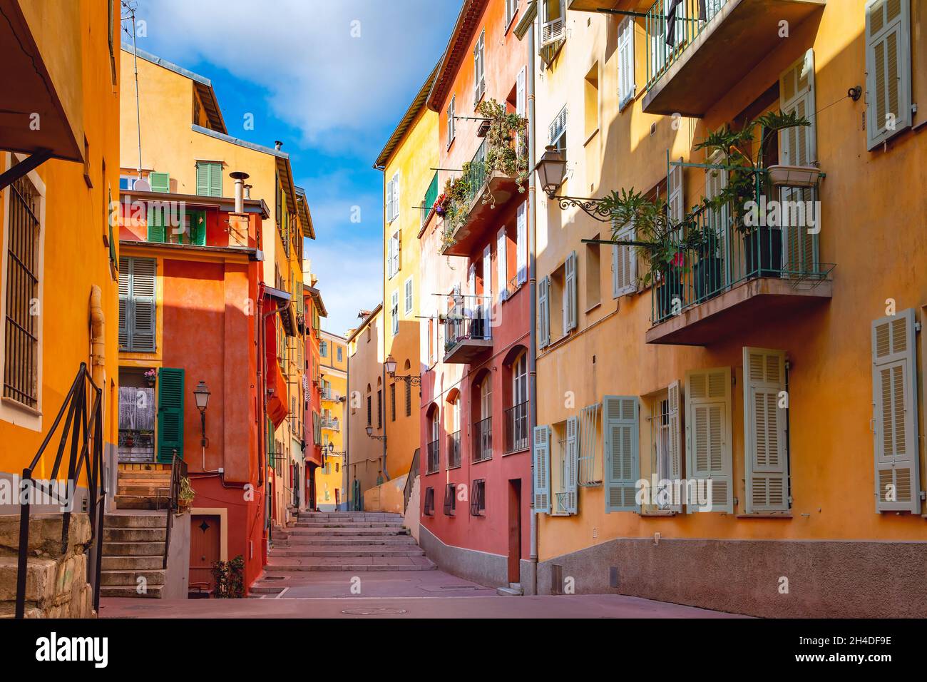 Sonnige, farbenfrohe historische Häuser in der Altstadt von Nizza, an der französischen Riviera, Cote d'Azur, Frankreich Stockfoto