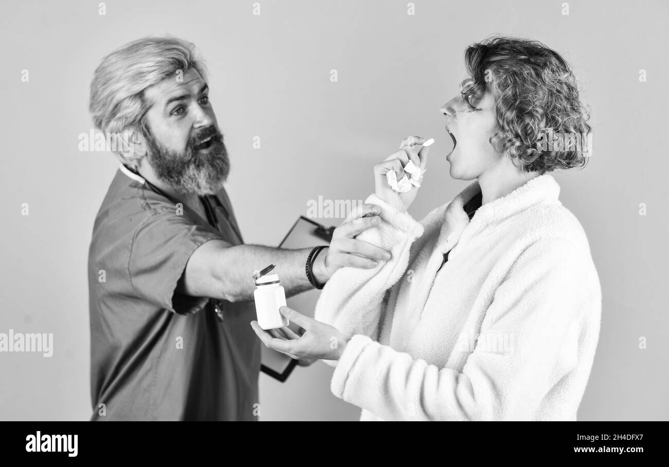 Ihr solltet es nehmen. Gesundheitswesen und Medizin. Arzt und Patient. Verschreibungspflichtige Medikamente. Sprechen Sie mit dem Patienten über Medikamente. Behandlungsmethode Stockfoto
